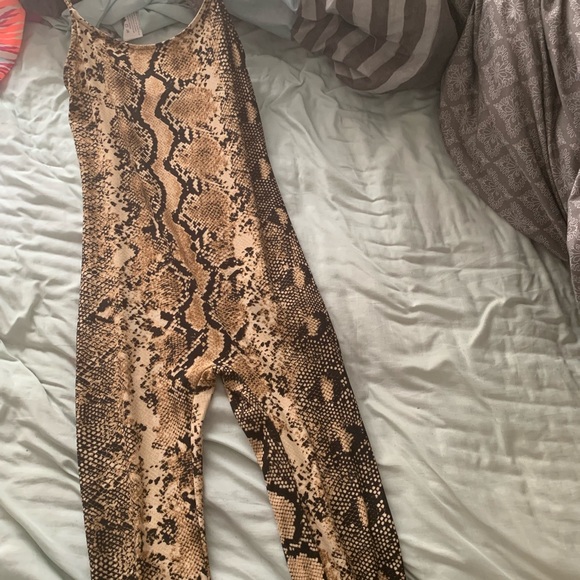 It has never been worn - Picture 1 of 2